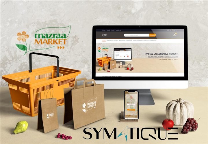 Visuel d'annonce Mazraa Market : la boutique en ligne affichée sur un écran de bureau et sur un téléphone, entourée d'un panier de courses et de sacs à l'enseigne, sous le logo SYMATIQUE.