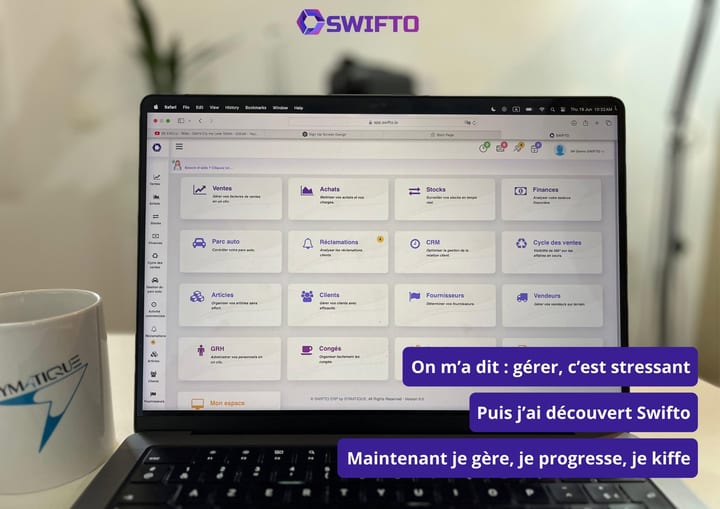 Photographie de l'annonce : Swifto ERP ouvert dans un navigateur sur un ordinateur portable, sa page d'accueil alignant les tuiles de ses modules — ventes, achats, stocks, finances, parc auto, réclamations, CRM, ressources humaines ; à gauche, une tasse au logo SYMATIQUE. Trois bandeaux violets la légendent : « On m'a dit : gérer, c'est stressant », « Puis j'ai découvert Swifto », « Maintenant je gère, je progresse, je kiffe ».