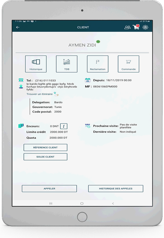 La fiche client de Smart CRM sur tablette, alimentée par la plateforme.