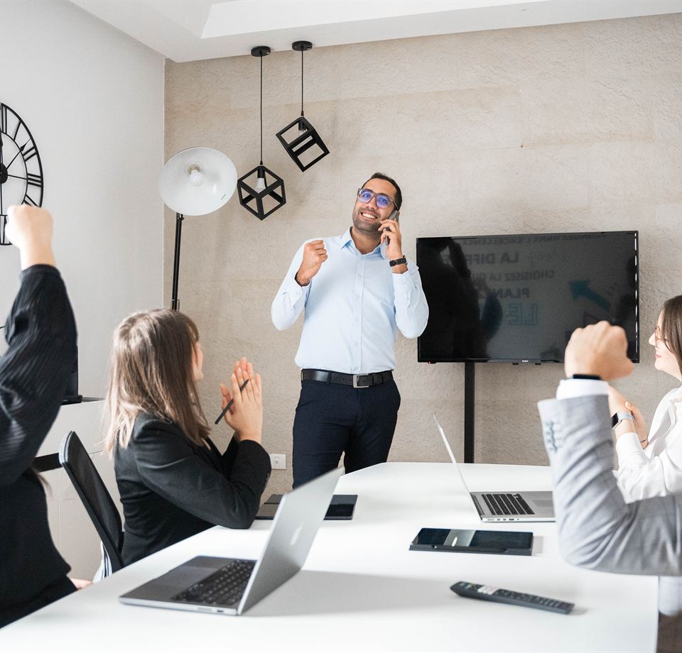 فريق SYMATIQUE مجتمعاً في قاعة الاجتماعات بالمقر الرئيسي، يحتفل بتوقيع مشروع.